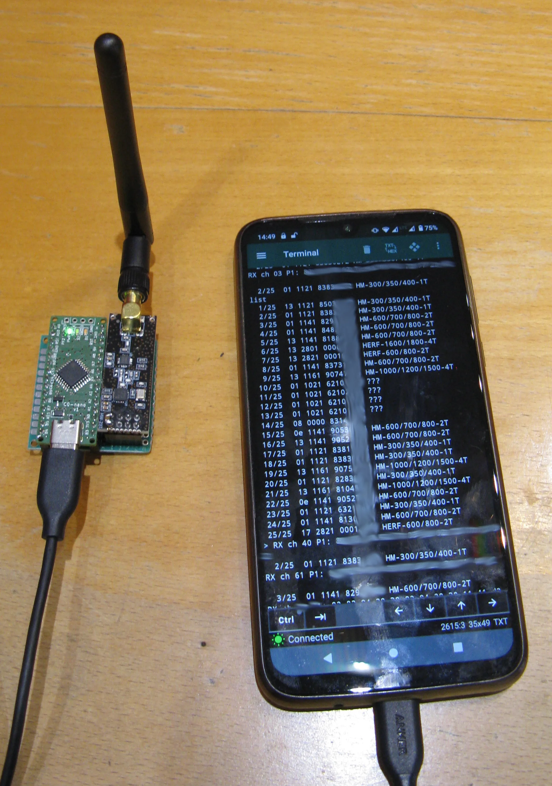 Самодельный радиосканер на nRF24L01+ подключён к смартфону, на экране терминала — лог найденных инверторов Hoymiles